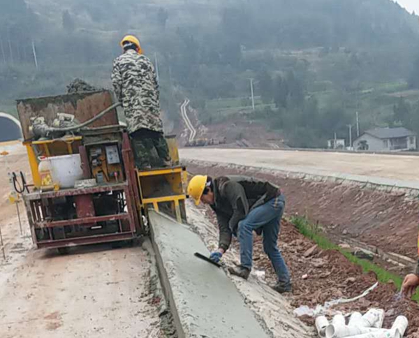 路肩墻滑膜機(jī)施工現(xiàn)場