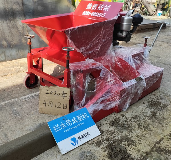 甘肅白銀瀝青砂攔水帶滑模機試機現場